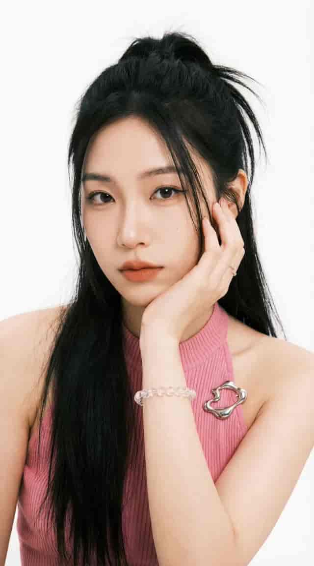 Playful Kiss Loop background blur