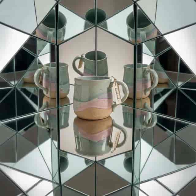 Infinite Mirror Push-In background blur