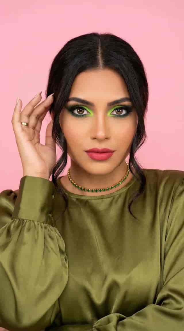 Playful Kiss Loop  background blur