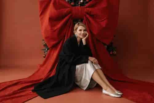 Crimson Bow background blur