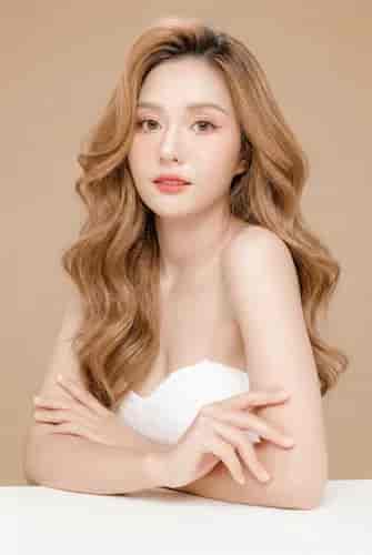 Honey Blonde Blowout background blur