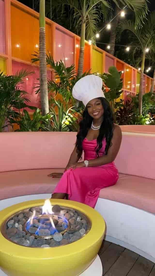 Love Villa Chef background blur