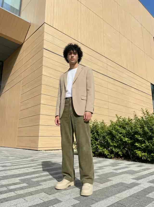 Feather Flock Reveal background blur