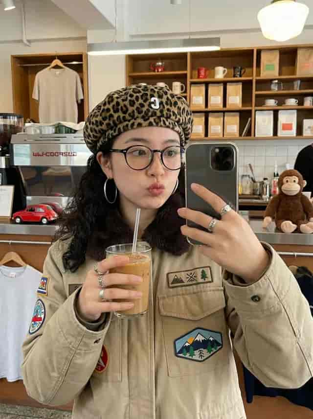 Reality Glitch Transition background blur