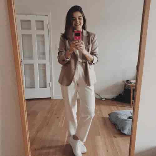 2000s Razr Fashion Selfie background blur