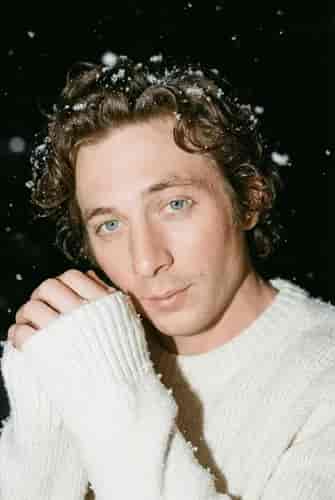 Snowlit Stillness background blur